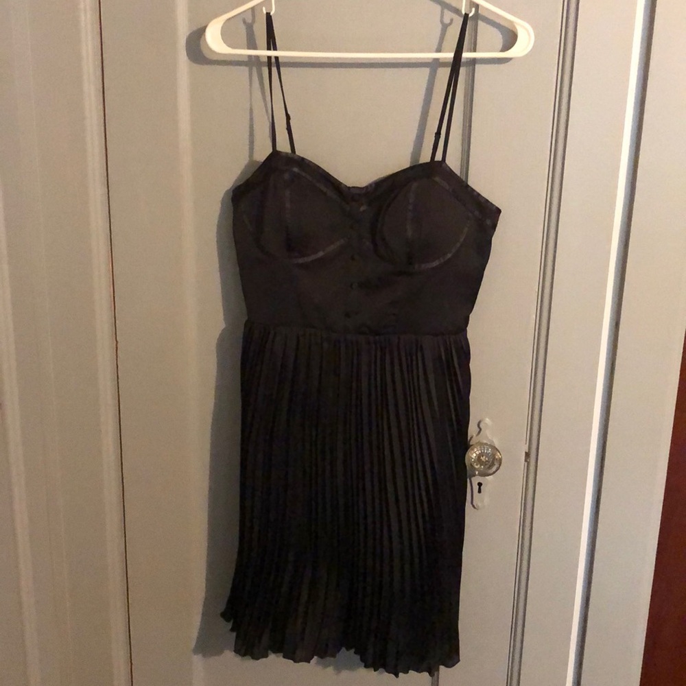 Black sleeveless dress